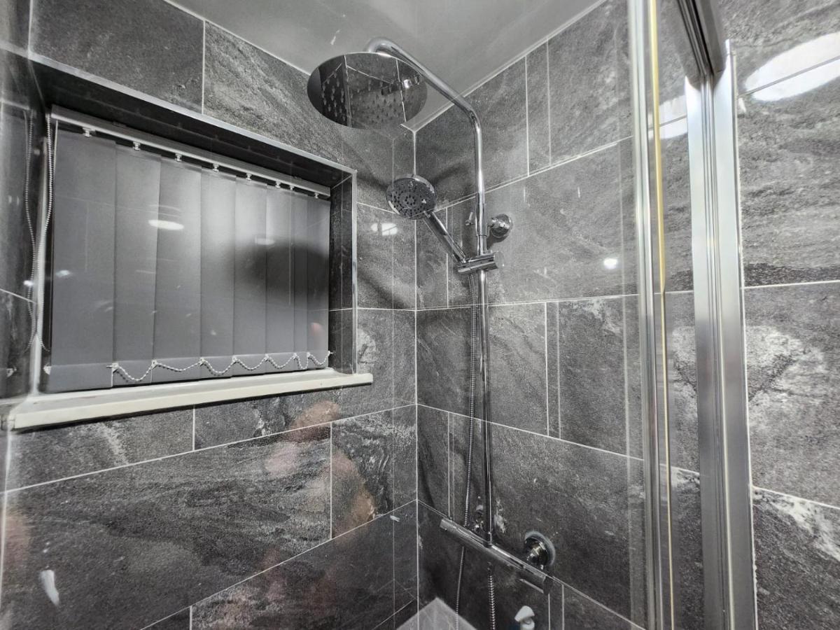 4 Bedroom 2 Bathroom Shared House - Near Bhx And Nec Birmingham Exterior foto