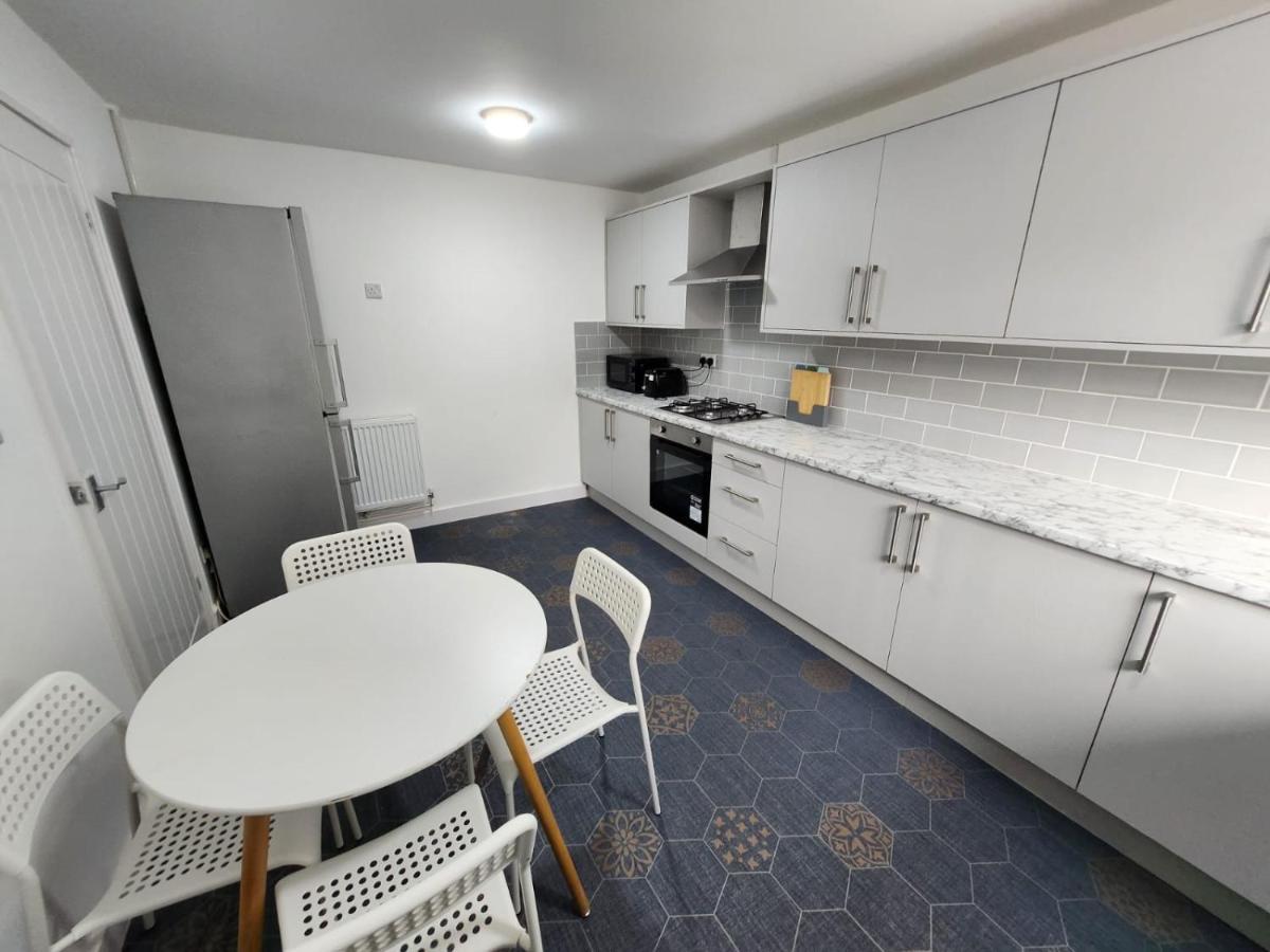 4 Bedroom 2 Bathroom Shared House - Near Bhx And Nec Birmingham Exterior foto