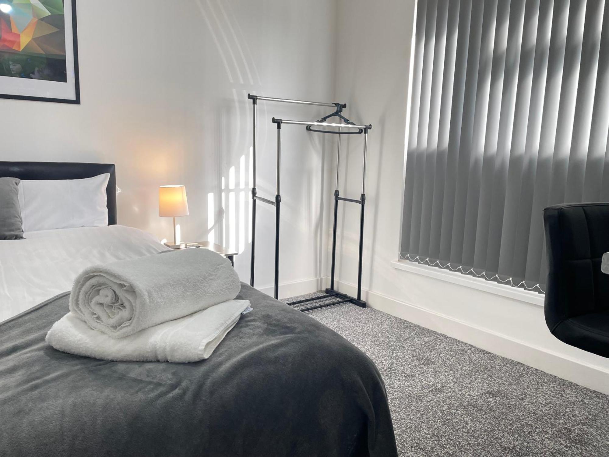 4 Bedroom 2 Bathroom Shared House - Near Bhx And Nec Birmingham Exterior foto